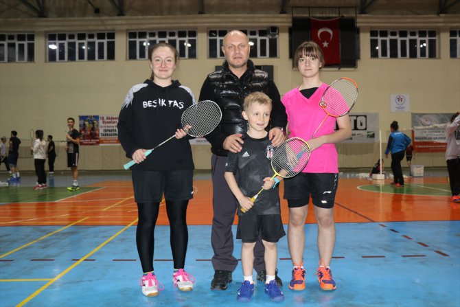 Badmintonda aile boyu başarı hedefliyorlar
