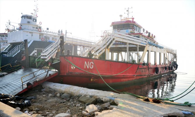 GÜNCELLEME - Çanakkale Boğazı'nda balıkçı teknesi yolcu feribotuna çarptı