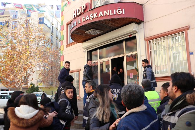 Evladı kaçırılan babadan HDP'ye Türk bayraklı tepki