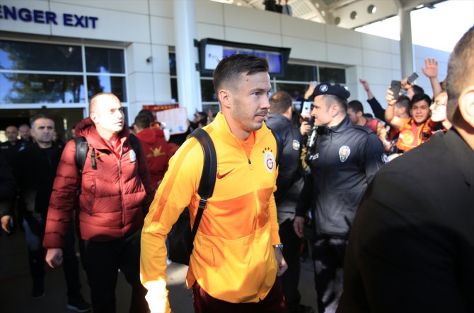 Galatasaray devre arası kampı için Antalya'ya geldi