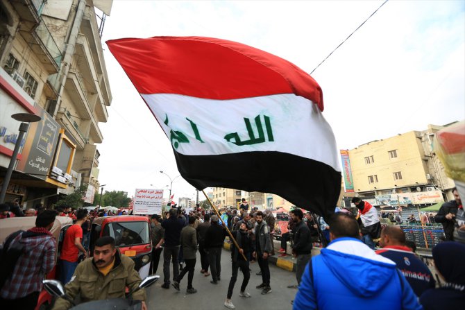Irak'ta hükümet karşıtı göstericiler, başkentteki Tahrir Meydanı'na akın etti