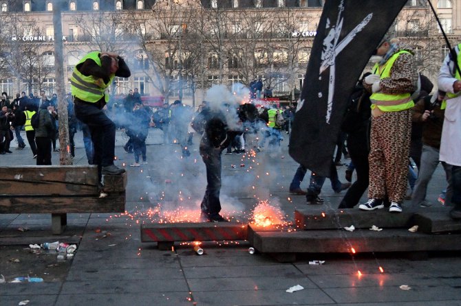 GÜNCELLEME - Fransa'da emeklilik reformu karşıtı eylemler şiddete dönüştü
