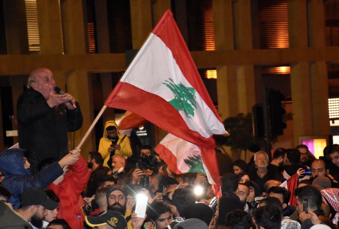 Lübnan'da göstericiler yine meydanlara çıktı