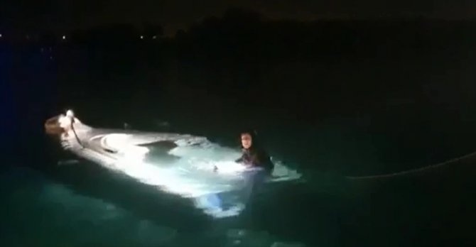 Çeşme'de düzensiz göçmenleri taşıyan ve 8'i çocuk 11 kişinin öldüğü tekne karaya çıkarıldı