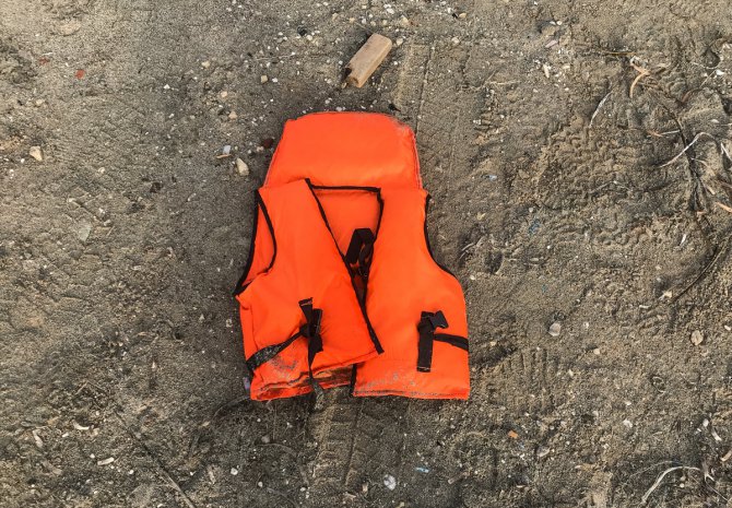 Çeşme'de teknenin batması sonucu ölen çocuklardan geriye ayakkabıları kaldı