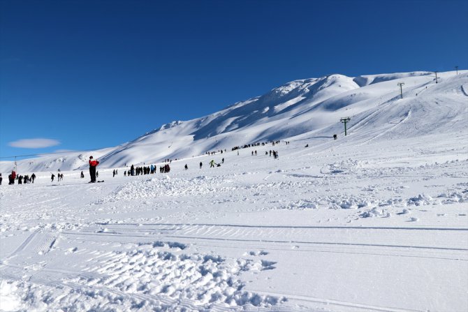 Elazığ'da göl manzaralı kayak merkezinde sezon açıldı