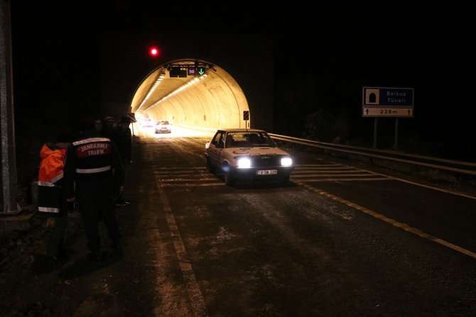 GÜNCELLEME - Karabük'te heyelan kara yolunu kapattı