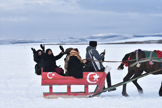 Turistler buz tutan Çıldır Gölü'nde atlı kızak keyfi yaşıyor