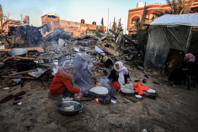 İsrail saldırısında evleri yıkılan Gazzeli aile enkazın ortasında yaşıyor