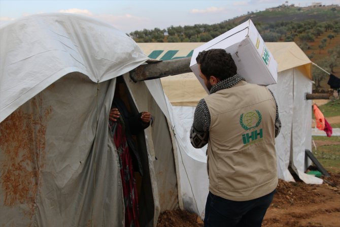 İHH'den, İdlib’den Afrin"e göç eden sivillere gıda yardımı