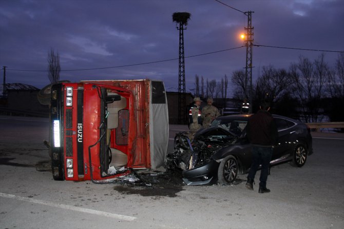 Sivas'ta otomobil ile kamyonet çarpıştı: 6 yaralı