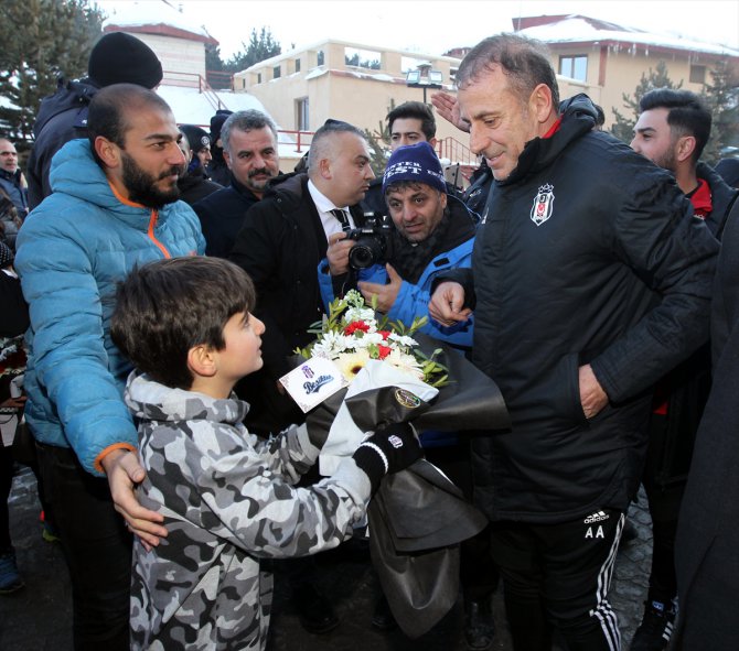 Beşiktaş kafilesi Erzurum'da çiçeklerle karşılandı