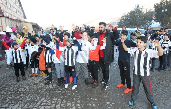 Beşiktaş kafilesi Erzurum'da çiçeklerle karşılandı