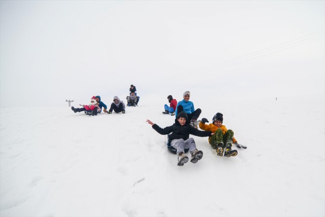Tunceli'de çocukların karlı tepelerde kızak keyfi