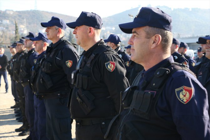 Türkiye'den Arnavutluk polisine araç ve ekipman yardımı