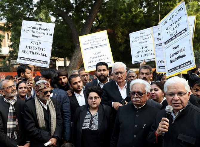 Yeni Delhi'de Hindistan Yüksek Mahkemesi avukatlarından protesto