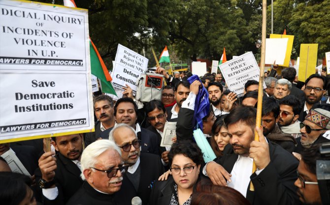 Yeni Delhi'de Hindistan Yüksek Mahkemesi avukatlarından protesto
