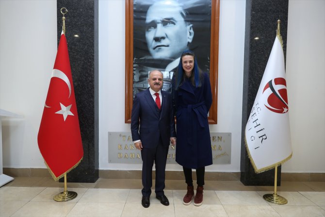 Milli voleybolcu Meryem Boz, Eskişehir Valisi Özdemir Çakacak'ı ziyaret etti