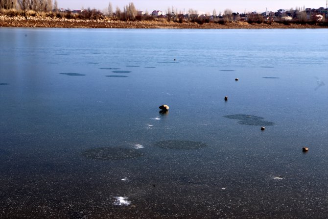 Sivas'ta soğuk hava göl yüzeylerini dondurdu