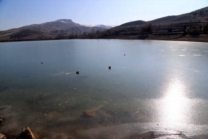 Sivas'ta soğuk hava göl yüzeylerini dondurdu