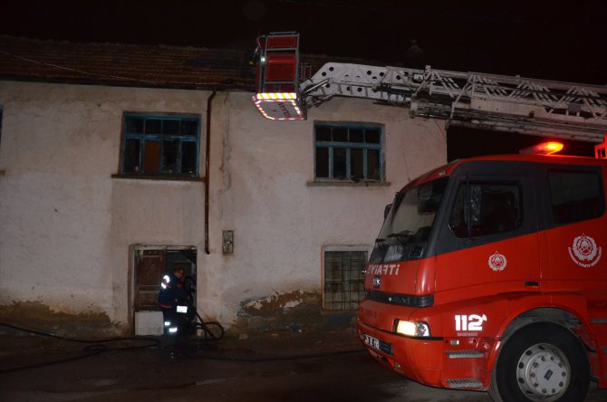 Karaman'da iki katlı ev yandı