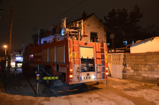Karaman'da iki katlı ev yandı