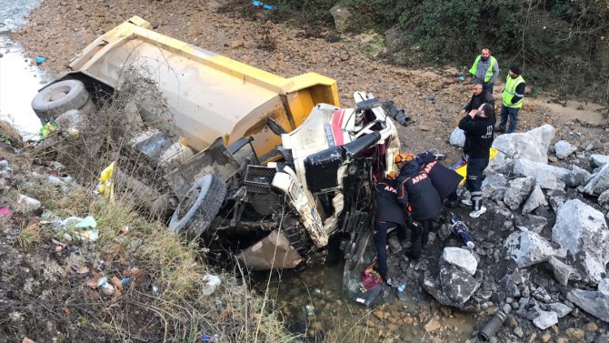 GÜNCELLEME - Zonguldak'ta otomobil ile kamyon çarpıştı: 1 ölü, 4 yaralı