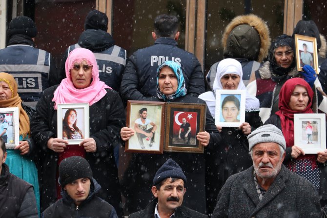 Diyarbakır annelerinin evlat nöbeti kar altında devam ediyor