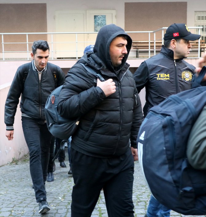 İzmir'de, FETÖ'den gözaltına alınan 105 asker adliyeye sevk edildi