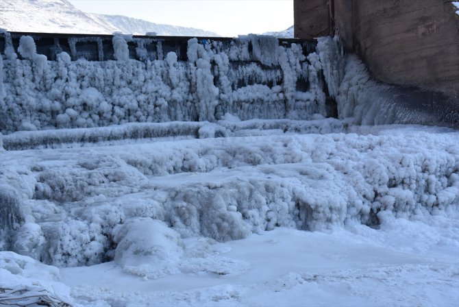 Kars'taki eski HES baraj gölü yüzeyi dondu