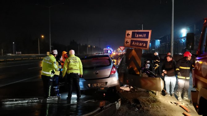 Kocaeli'de bariyerin saplandığı otomobilin sürücüsü yaralandı