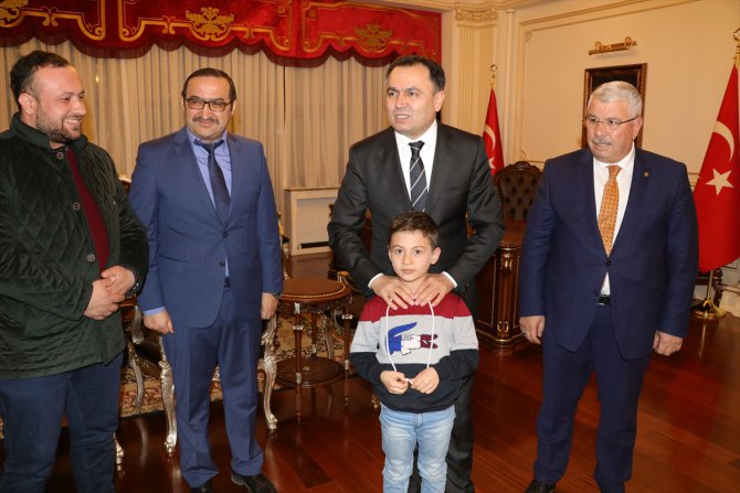 Yozgat Valisi Çakır, makam aracındaki Türk bayrağını öpen öğrenciyi kabul etti