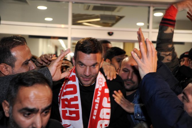 Antalyaspor'un prensipte anlaştığı Lukas Podolski Antalya'ya geldi
