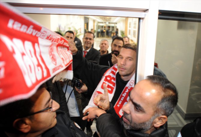 Antalyaspor'un prensipte anlaştığı Lukas Podolski Antalya'ya geldi