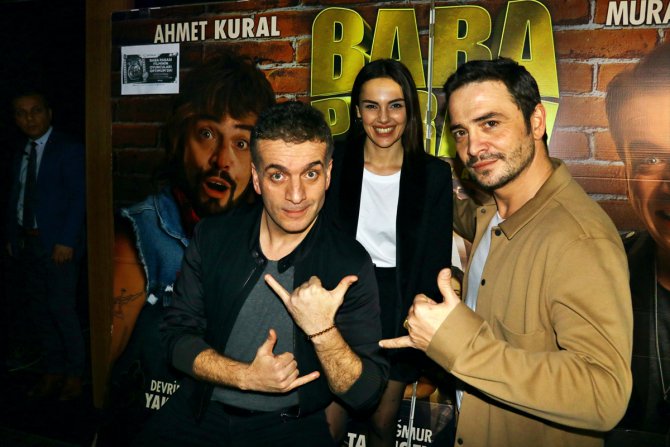 "Baba Parası" filminin başrol oyuncuları Adana'da izleyiciyle buluştu