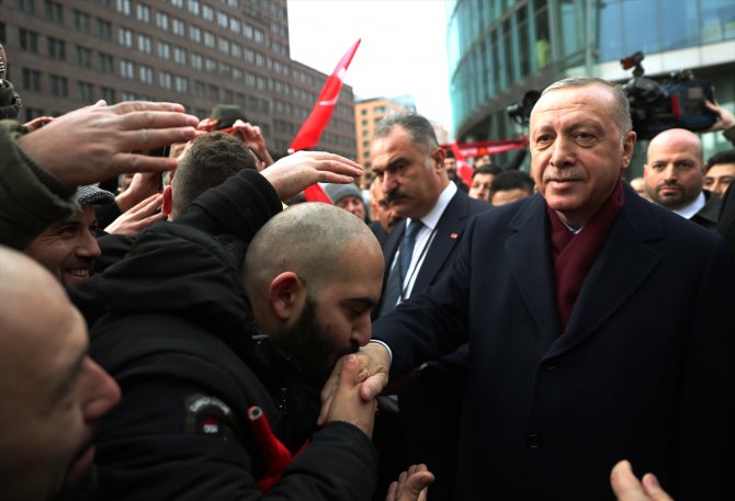 Cumhurbaşkanı Erdoğan, Berlin'de Türklerin sevgi gösterileriyle karşılandı