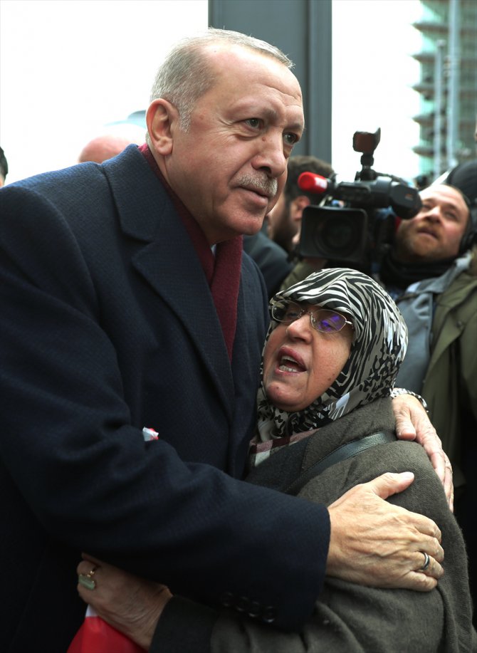 Cumhurbaşkanı Erdoğan, Berlin'de Türklerin sevgi gösterileriyle karşılandı
