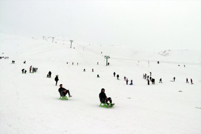 Elazığ'da göl manzaralı kayak merkezi kış festivali ilgi gördü