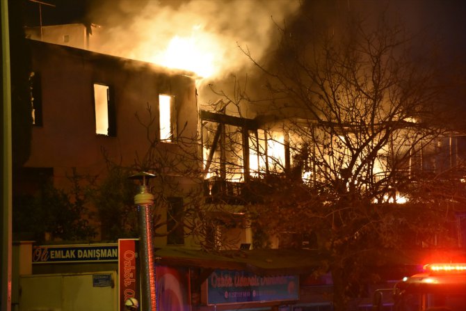 Muğla'da çıkan yangın dört evde hasara neden oldu
