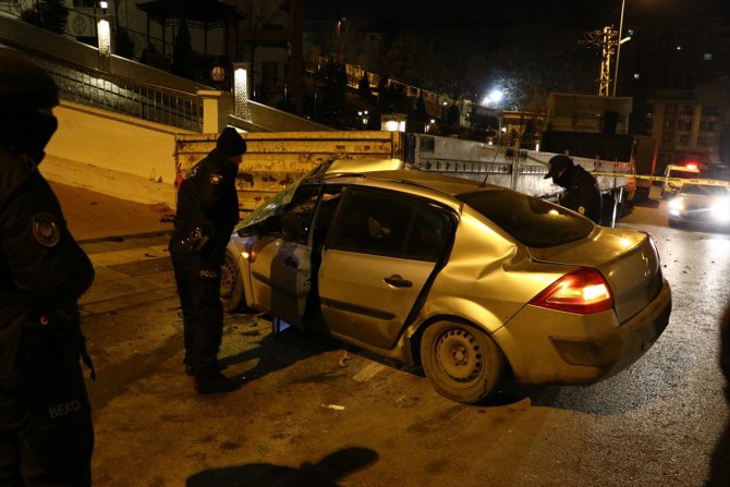 Başkentte park halindeki tıra çarpan otomobilin sürücüsü ağır yaralandı