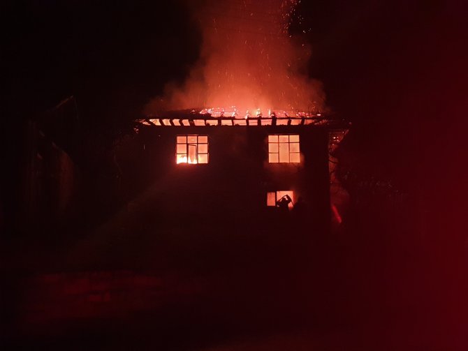 Düzce'de ahşap ev yandı