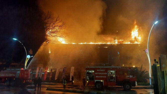 GÜNCELLEME - Kocaeli'de bir AVM'de çıkan yangın söndürüldü