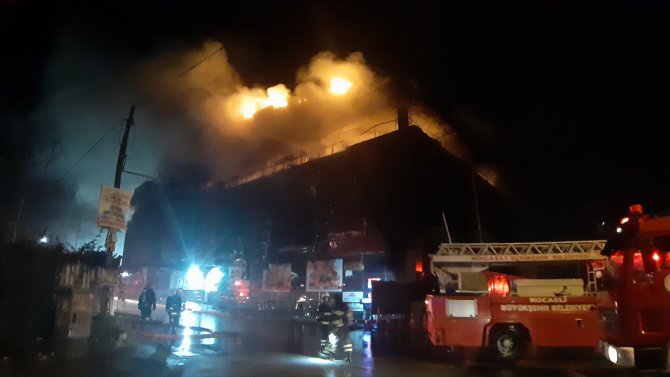 Kocaeli'de bir AVM'nin çatısında yangın çıktı