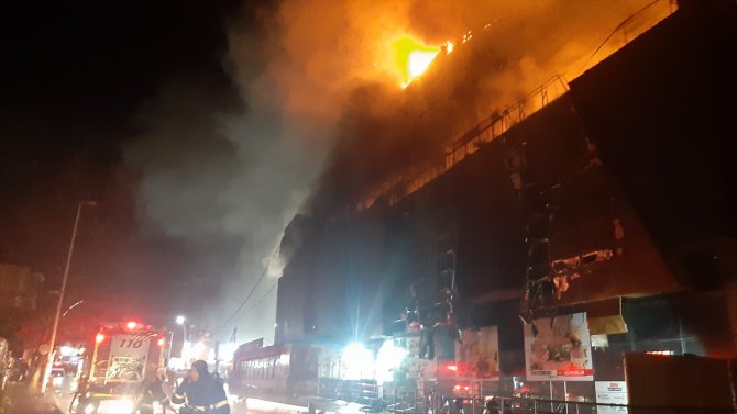 Kocaeli'de bir AVM'nin çatısında yangın çıktı