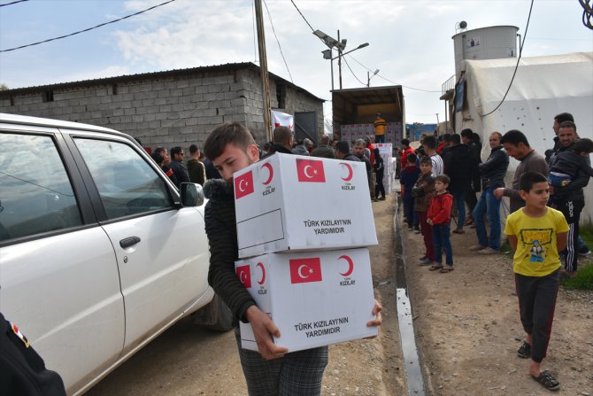 Türk Kızılay Kerkük'teki iç göçmenlere gıda yardımı yaptı