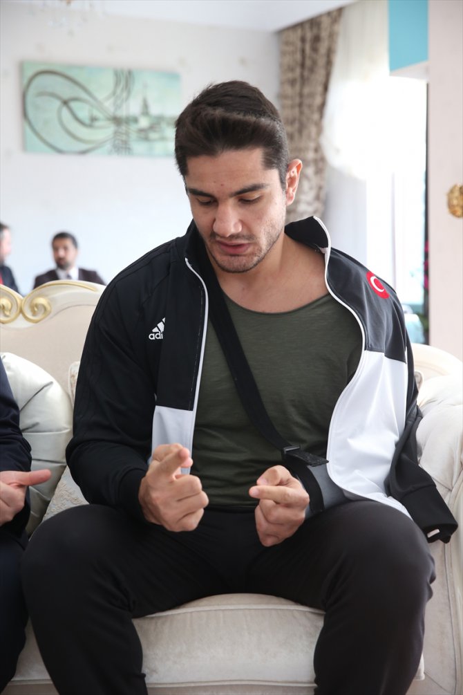 Gençlik ve Spor Bakanı Kasapoğlu'ndan milli güreşçi Taha Akgül'e ziyaret