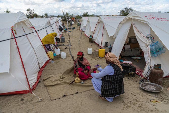 İran'da selzedeler için 12 bin kişilik çadır kentler kuruldu