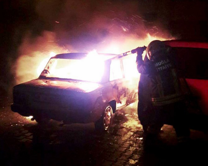 Muğla'da park halindeyken yanan otomobildeki kişi öldü