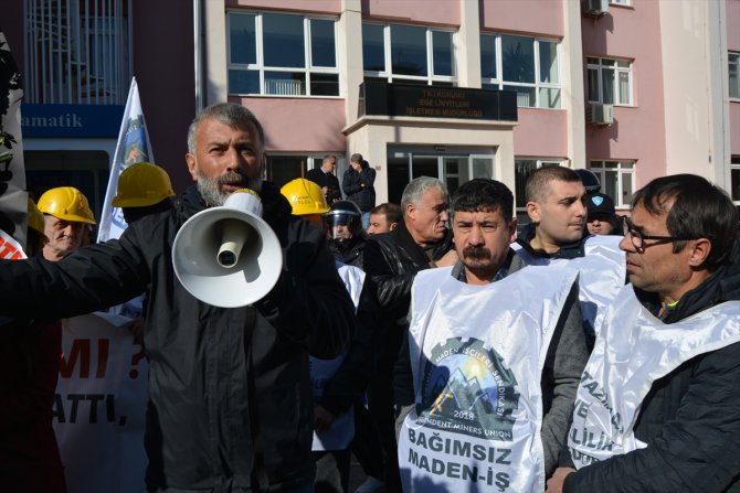 Soma'da tazminatlarının verilmediğini savunan maden işçileri eylem yaptı