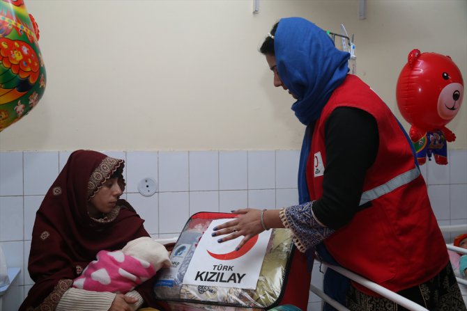 Türk Kızılaydan Pakistan'da yeni doğum yapan annelere yardım paketi